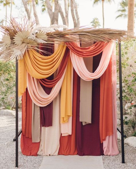 Drape Ideas, Decor Photobooth, How To Dress For A Wedding, Practical Wedding, Palm Springs Wedding, Fall Wedding Colors, Retro Mode, Ceremony Backdrop, Fabric Backdrop