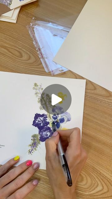 Flower Printing With Hammer, Hammering Flowers On Paper, Cards With Real Flowers, Hammered Flowers On Paper, Hammer Flower Prints, Flower Hammering On Paper, Hammered Flower Art, Art Cards Ideas, Dried Flower Cards