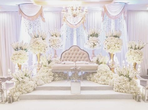 Nikah Decoration, Pelamin Cantik, Nikah Decor, Wedding Stages, Wedding Decor Style, Elegant Centerpieces, Wedding Stage Decorations, Creative Event, Luxury Event