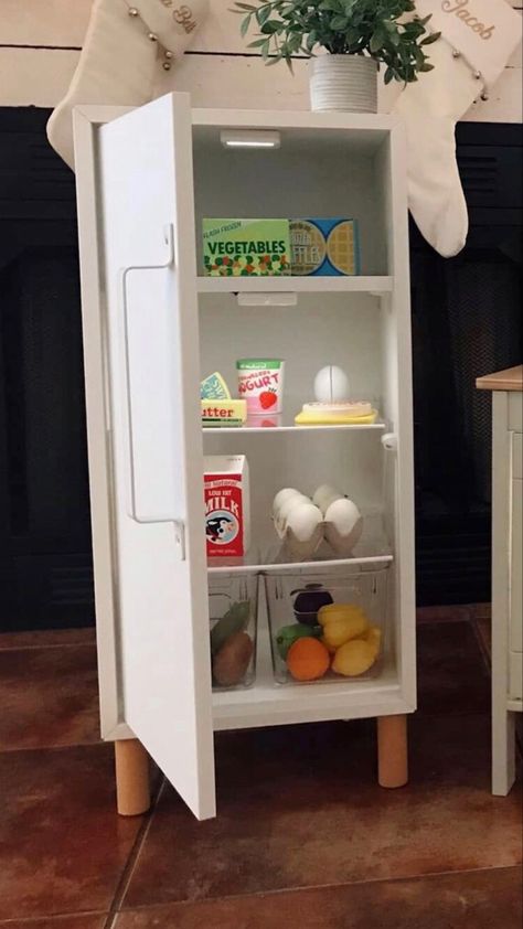 Diy Toy Fridge, Diy Play Fridge, Play Food Storage Ideas, Play Kitchen Organization, Play Fridge, Montessori Kitchen, Kitchen Organization Hacks, Indoor Playroom, Ikea Play Kitchen