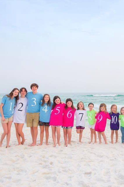 This Color-Coded Photo of Grandkids Shows How 1 Family Can Grow Cousin Photo Shoots, Cousin Pictures, Cousin Photo, Family Beach Pictures, A Group Of People, Family Coloring, Montage Photo, Group Of People, Big Family