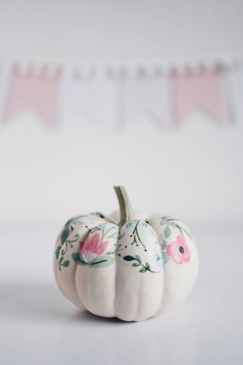 Rifle Paper Co. Inspired Pumpkins — FOR ALL THINGS PRETTY Creative Pumpkin Painting, Pumpkin Carving Ideas, Glitter Pumpkins, Creative Pumpkins, Halloween Front Porch, Car Carrier, Fall Flower, Pumpkin Painting, Pumpkin Art