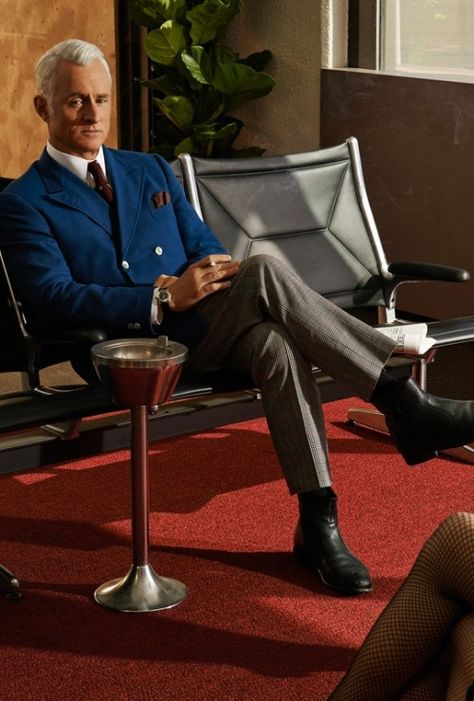 John Slattery in Mad Men 1960s Mad Men Fashion, Don Draper Outfits, Mad Men Aesthetic, Mad Men Office, Roger Sterling, 1950s Man, 60s Mens Fashion, Mad Men Don Draper, Mad Men Costume