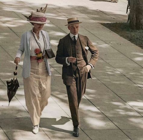 Rarely Seen Autochrome Photos of New York in the Early 20th Century ~ vintage everyday Fashion 1910, 1910s Fashion, Louise Brooks, Colorized Photos, Look Retro, Edwardian Era, Edwardian Fashion, Historical Costume, New York Street