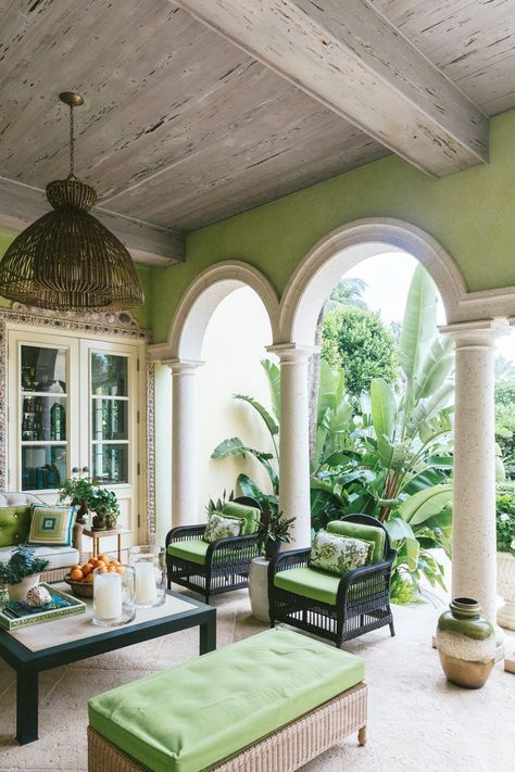 West Palm Beach Home Decor, Palm Beach Home Decor, Palm Beach Decor Interior Design, West Palm Beach Interior Design, Lanai Decorating Ideas Florida, Palm Beach Aesthetic, Vintage Glam Bathroom, Palm Beach Interior Design, Minimalist Houses