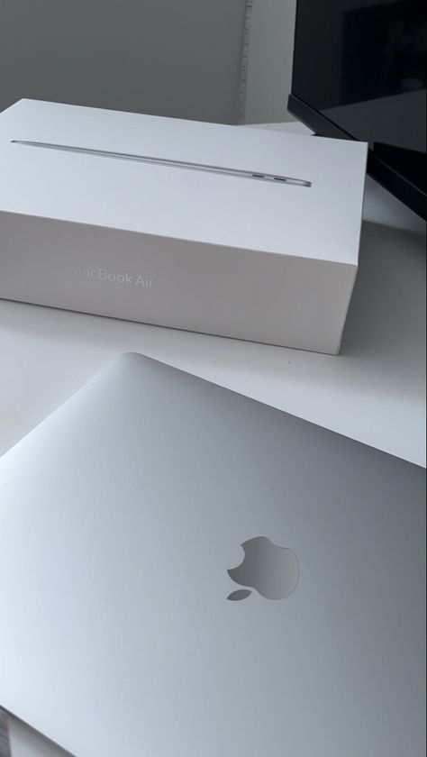 New Macbook Air Aesthetic, Macbook Air 15 Aesthetic, Mack Book Air Aesthetic, Silver Macbook Pro, Mac Air Aesthetic, Silver Macbook Air Aesthetic, Mac Book Air Silver, Macbook Air M2 Silver, Macbook Air M1 Silver