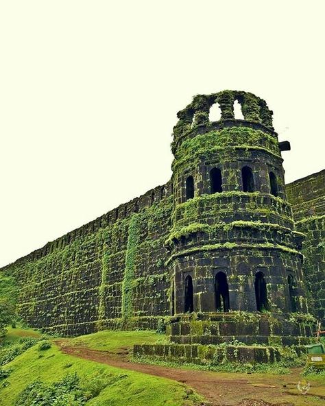 Raigarh Fort Maharashtra India Raigarh Fort, Raigad Fort Hd, Raigad Fort, Incredible Architecture, Gradient Color Design, Ancient Indian Architecture, Shivaji Maharaj, India Flag, Emoji Photo