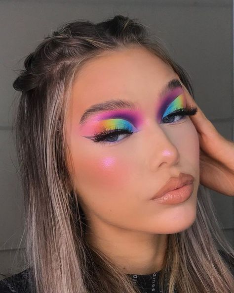 Eyeshadow Looks Extra, Bright Festival Makeup, Color Full Makeup Looks, Neon Makeup Looks Eyeshadows, Creative Summer Makeup Looks, Rainbow Inspired Makeup, Colourful Make Up Looks, Full Face Colorful Makeup, Colorful Makeup Looks Eyeshadows