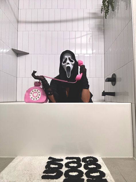 Halloween Costumes Wallpaper, Scream Mask Costume Women, Pink Scream Costume, Women Scream Costume, Scream Halloween Photoshoot, Pink Ghostface Costume, Pink Halloween Photoshoot, Scream Women Costume, Scream Photoshoot Ideas