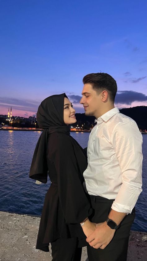 Stile Hijab, Muslim Couple Photography, Cute Couple Outfits, Cute Muslim Couples, Couple Picture Poses, Muslimah Aesthetic, Cute Couple Poses, Photo Poses For Couples, Travel Time