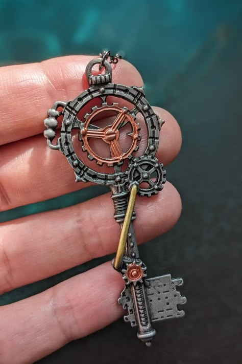 close-up of a hand holding a steampunk key necklace Steampunk Props Diy, Cool Key Designs, Steampunk Symbols, Steampunk Astethic, Steampunk Aesthetic Dark, Diy Steampunk Accessories, Minimalist Steampunk, Steampunk Fashion Diy, Aesthetic Keys