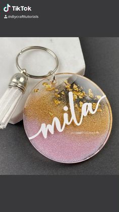 Resin Keychain Tutorial, Diy Resin Keychain, Lilin Aroma, Keychain Tutorial, Seni Resin, Jul Diy, Pola Macrame, Round Keychain, Idee Cricut