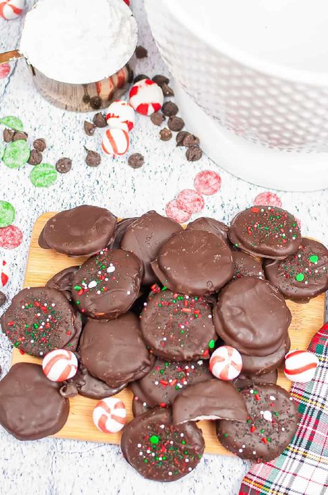 Ritz Cracker Cookies, Peppermint Patties Recipe, Peppermint Patty Recipe, Andes Mint Chocolate, Homemade Peppermint Patties, Kids Plate, Ritz Cracker, Cracker Cookies, Christmas Desserts Easy