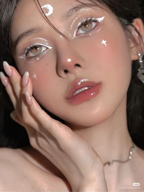 White Rave Makeup Ideas, White Halloween Makeup Ideas, White Angel Makeup Aesthetic, White Eyeliner Halloween Makeup, Makeup Ideas Angel, Fairy Makeup White Eyeliner, Angels Makeup Halloween, Angel Eyes Aesthetic, White Fairy Eyeliner