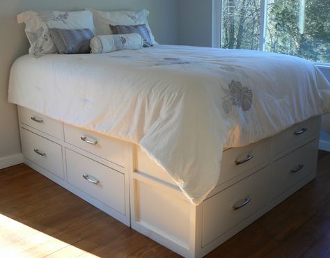 Modified Queen Stratton Bed. I love this space saving idea with the double drawers. Masterbed Ideas, Cama Closet, Tall Bed Frame, Queen Size Storage Bed, Ikea Apartments, Murphy Bed Ikea, Tall Bed, Storage Beds, Modern Murphy Beds