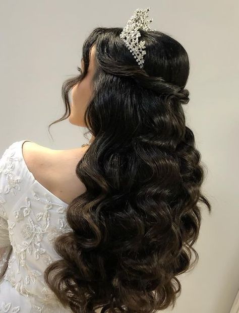 Quinceanera Hair Down Hairstyles, Wavy Hair Quince, Hair Styles With A Tiara, Quince Hair Styles Half Up Half Down, Pageant Hair With Crown, Half Up Half Down Hairstyles For Quince, Downstyle Hair Wedding, Quince Hair Styles Down, Half Up Quince Hair