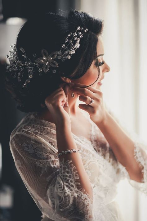 Bride Getting Ready Indoor Portrait with Floral Beaded Hair Accessory Pose Pengantin, Indoor Portrait, Wedding Portrait Poses, Bride Photoshoot, Beaded Hair, Wedding Photography Bride, Wedding Picture Poses, Bridal Pictures, Simple Hair