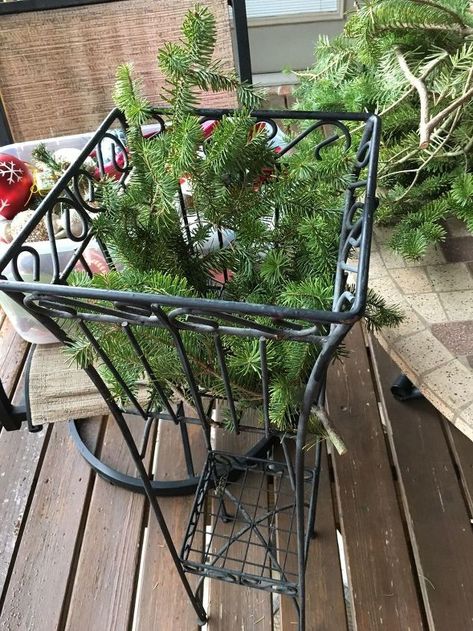 how to make a christmas ornament display basket from a planter Sleigh Decorating Ideas, Wire Basket Decor Ideas, Wire Basket Decor, Christmas Ornament Display, Make A Christmas Ornament, Hanging Baskets Diy, Basket Decor Ideas, Chair Planter, Planter Diy