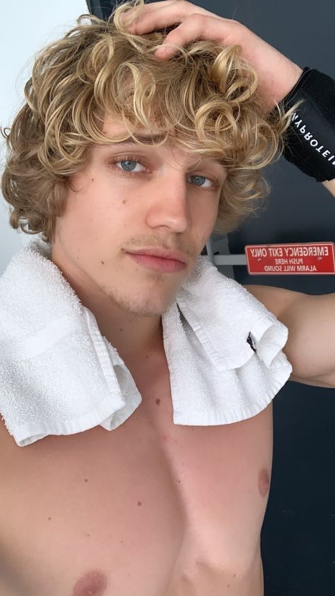 Owen Lindberg, Blond Curly Hair, Blonde Curly Hair, Blonde Guys, Great Body, Guy Drawing, Male Face, Curly Hair, Gentleman