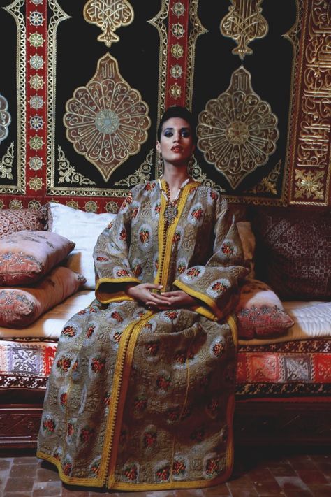 #Caftan #Vintage #Morocco Moroccan Outfit, Traditional Kaftan, Caftan Moroccan, Moroccan Bride, Moroccan Clothing, Indigo Batik, Moroccan Women, Hijab Fashionista, Moroccan Culture