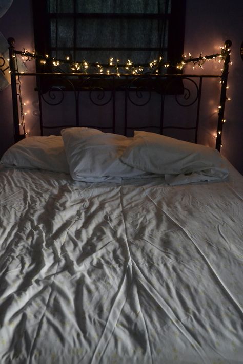 Gosto da ideia.... Unmade Bed, Winter Bedroom, Cozy Restaurant, Fairy Lights Bedroom, Tumblr Rooms, Bedroom Decor Cozy, White Sheets, Bedroom Black