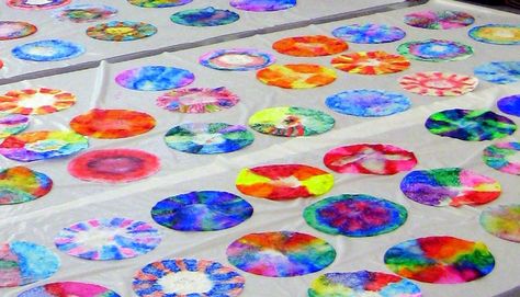 International Dot Day: markers on coffee filters / spritzed / salt Coffee Filter Art, First Grade Art, Kindergarten Art Lessons, Cassie Stephens, International Dot Day, 2nd Grade Art, 3rd Grade Art, Dot Day, E Mc2