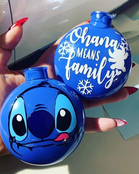 Diy Stitch Ornament, Stitch Ornaments Diy, Diy Christmas Gifts Ornaments, Pokémon Crafts, Diy Christmas Yard Decorations, Christmas Ball Ornaments Diy, Christmas Glitter Ornaments, Angel Stitch, Lilo Und Stitch