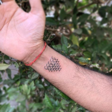 shomil on Instagram: “Saraswati Yantra with five pinnacles for Rahul Thanks for trusting me with your first! ✨🙏🏽✨ Done with a 1009RL 10% of all profits from…” Saraswati Yantra Tattoo, Saraswati Tattoo, Sri Yantra Tattoo, Yantra Tattoo, Chakra Tattoo, Sanskrit Tattoo, Saraswati Goddess, Tattoo Graphic, Sri Yantra