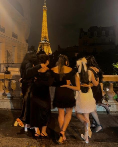 ☁️🥂🎻👰🏻 Surrounded by love, laughter, and my favorite girls in the City of Light! Three unforgettable days of feathers, glam, pink, pearls, and prosecco. Paris, we love you! Now, let’s go get married! #ParisBachelorette #BrideToBe Paris Hen Party, Paris Hen Do, Paris Bachelorette, Surrounded By Love, Bachelorette Themes, Pink Pearls, Hen Do, Hen Party, City Lights