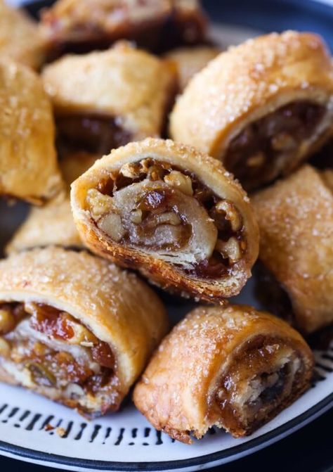 Easy Pastry Desserts, Rugelach Cookies, Chocolate Rugelach, Rugelach Recipe, Cream Cheese Pastry, Cheese Pastry, Cake Mug, Interesting Recipes, Pear Recipes