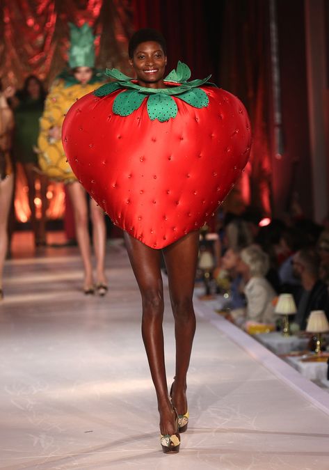 World Of Wearable Art, Louisiana Fashion, Fruit Costumes, Camp Fashion, Food Costumes, Funny Fashion, Dog Halloween Costumes, Weird Fashion, Fantasias Halloween