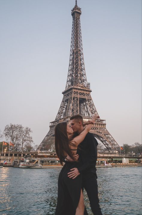 Eiffel Tower Couple Pictures, Aesthetic Best Friend Quotes, Best Friends Tattoos, Picture Best Friend, Bedroom Ideas Couples, Paris Couple Pictures, Tattoos Best Friends, Best Friends Quote, Couple Goal Romantic