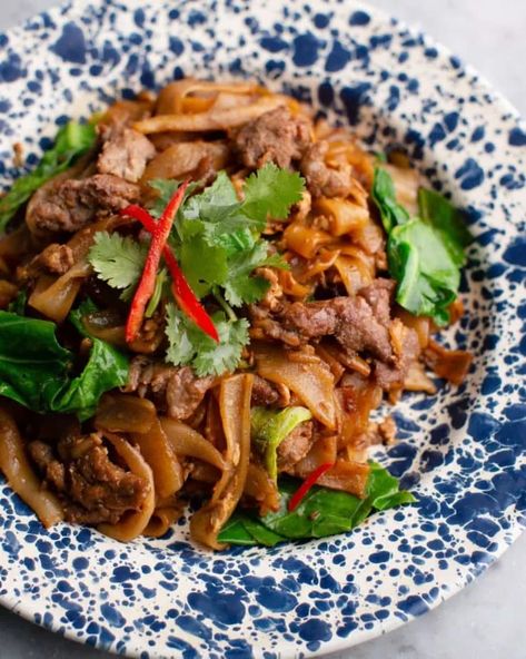 Stir-fried flat noodles Flat Noodles Recipe, Pad See Ew Recipe, Flat Noodles, Thai Recipes Authentic, Thai Stir Fry, Pad See Ew, Stir Fry Ingredients, Thai Recipe, Pad Thai Recipe