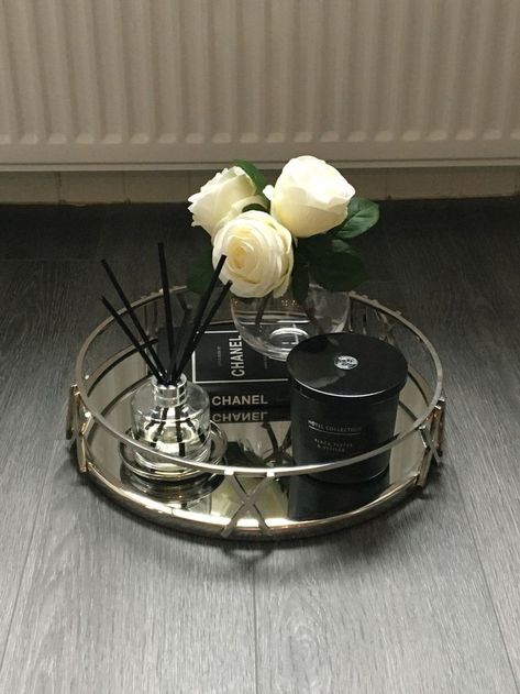 Mirror Tray Decor Ideas, Oval Tray Decor, Cosy Living Room Decor, Mirror Tray Decor, Entrance Hall Decor, Coffee Table Decor Living Room, Coffee Table Decor Tray, Bathroom Counter Decor, Apartment Decorating Living