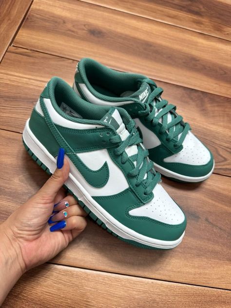 Green Paisley, Nike Sneakers Women, Nike Green, Nike Air Vapormax, Nike Shoes Women, Green Shoes, Nike Dunk Low, Sneaker Brands, Nike Outfits