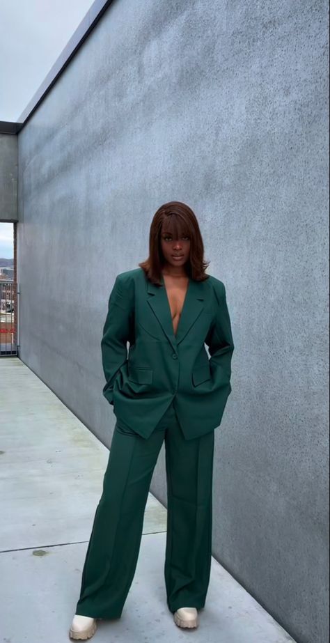 Josie Aesthetic, Black Women In Suits, Graduation Suits For Women, Green Suit Women, Green Outfits For Women, Baggy Outfit Ideas, Graduation Suits, Grad Outfits, Cute Professional Outfits