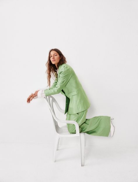 Photoshoot Studio, Green Suit, Studio Photoshoot, Fashion Photography Inspiration, Vogue Uk, Foto Poses, Easy Yoga, Foto Art, Studio Shoot