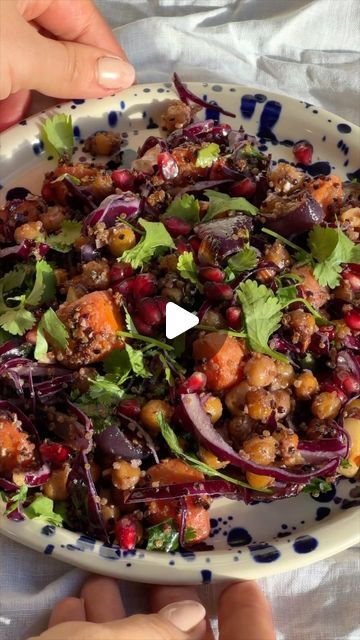 ZOE | Nutrition on Instagram: "Follow @ZOE for more simple healthy recipes 💛

It might not be Winter anymore but making this crispy quinoa, carrot and chickpea salad for your lunches this week is still a fantastic ideas.

This plate packs in so much flavour, texture and of course nutrition. With 23g of plant protein and over 19g of fibre it’s a far cry from soggy lettuce. The best part is that it will stay crunchy so it’s perfect for meal prep and taking with you to work.

Here’s how to do it:

4 carrots, peeled and roughly chopped
1 red onion, sliced
1 x 400g tin of chickpeas, drained
250g of cooked quinoa
extra virgin olive oil, salt and pepper
1/2 a red cabbage, shredded
a handful of pomegranate seeds
1 tsp each of sumac and nigella seeds
a handful of mixed nuts, chopped
a handful of f Spiced Chickpea Salad, Chickpea And Cabbage Salad, Carrot Salad With Tahini And Crisped Chickpeas, Red Cabbage Quinoa Salad, Red Cabbage Chickpea Salad, Crispy Quinoa, Red Cabbage Recipes, Salad Sauce, Healthy Protein