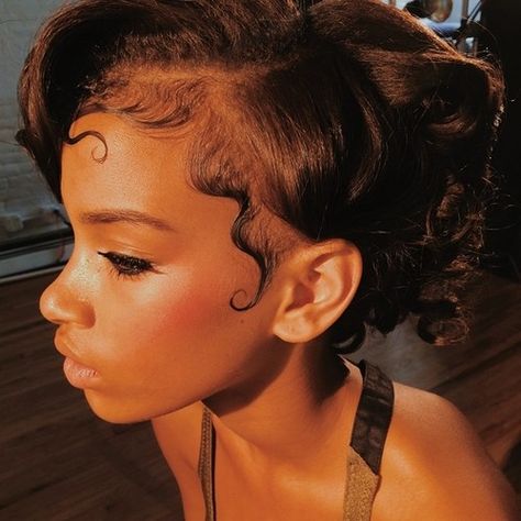 illy Lussiano | pt.II 60s x 90s combo #bts #babyhairalert... | via Tumblr Herbal Hair Growth, Edges Hair, Tumblr Hair, Pelo Afro, Hair Laid, Hair Game, Grunge Hair, Hair Dos, Gorgeous Hair