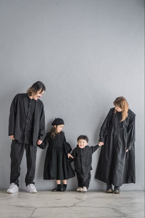 Family Of 4 Photoshoot Poses, Family Potrait, Family Photo Studio, Big Family Photos, Family Studio Photography, Family Portrait Poses, Family Photoshoot Outfits, Family Picture Poses, Studio Poses