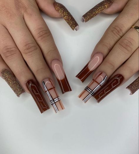 Burberry Nail Design, Black Burberry Nails, Burberry Nails Brown, Burberry Nails Coffin, Plade Nails Fall, Burberry Acrylic Nails, Black Thanksgiving Nails, Fall Nails With Plaid, Fall Nail Sets Acrylic