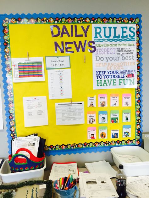 Daily news bulletin board. News Bulletin Board Ideas, Spanish Teacher Classroom, Preschool English, Elementary Bulletin Boards, News Bulletin, Classroom Bulletin Boards, Spanish Teacher, Minecraft Crafts, Classroom Setup