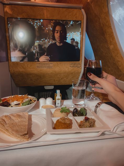 Classic dinner on Emirates business class Emirates Airline Business, Buissness Class Emirates, Emirates Business Class Aesthetic, Emirates Business Class Seats, Business Class Emirates, Emirates Aesthetic, Plane Vibes, I Attract Wealth, Emirates Business