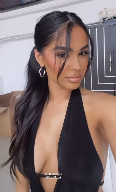 Hair style Long Ponytail Outfit Ideas, Ponytail With Two Strands Out, Baddie Summer Hairstyles, Slicked Ponytail Hairstyles, Bun With Front Pieces Out, Hairstyles For Hair Medium, Night Out Hairstyles Long, Sleek Long Ponytail, Outfits For Dinner With Friends Night