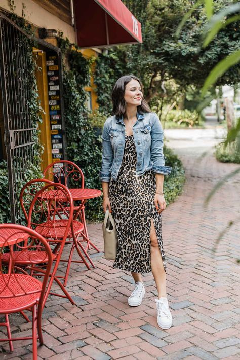 Leopard print midi dress+denim jacket+white sneakers+beige handbag+gold pendant necklace. Summer Casual Date Outfit 2019 Denim Jacket Trend, Coloured Denim Jacket, Comfy Airport Outfit, Girl Smiling, How To Wear Sneakers, Campus Outfit, Look Casual Chic, Denim Jacket Outfit, Cool Girl Style