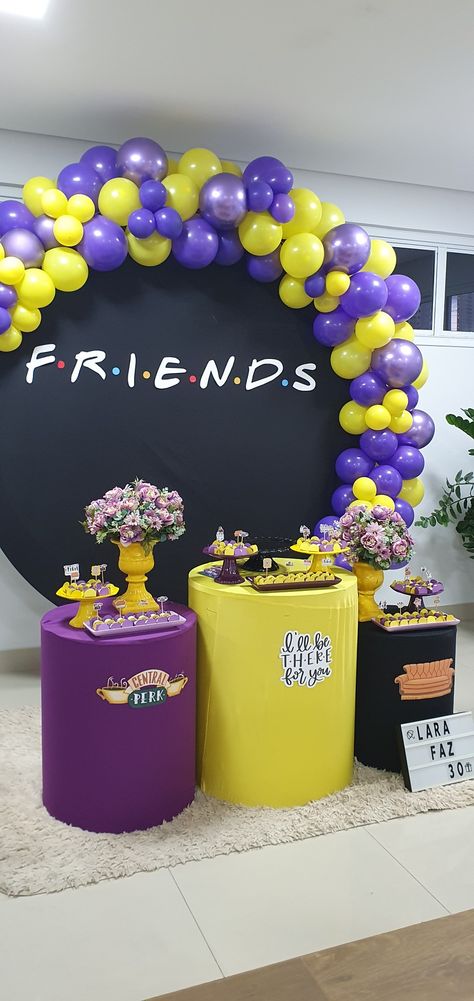 Friends Themed Balloon Arch, Friends Graduation Party Theme, Friends Themed Graduation Party, High School Graduation Party Themes, Themed Graduation Party, Friends Birthday Cake, Friend Graduation, Graduation Party Planning, Graduation Party Themes