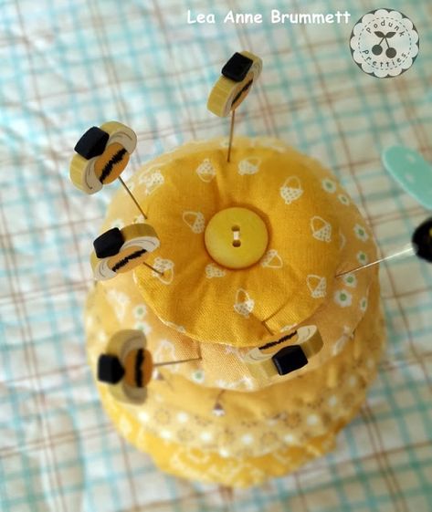 Bee Hive Craft, Diy Pin Cushion, Cushion Tutorial, Honey Bee Decor, Pin Cushions Patterns, Bee Skep, Bee Pin, Quilted Ornaments, Vintage Sewing Machines