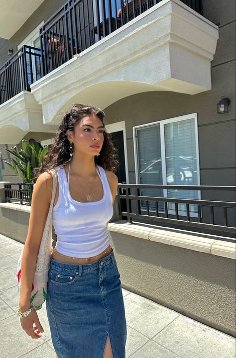 Tank Top Hairstyles, White Camisole Outfit, White Tank Top Aesthetic, White Tank Top Outfit Aesthetic, White Tank Top Outfit Summer, Summer Basic Outfits, 2023 Fashion Outfits, Summer Tops Aesthetic, Tank Top Aesthetic