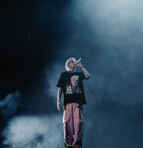 Mgk Poster, Mgk Mainstream Sellout, Pop Punk Outfits, Mgk Concert, Minimalist Backgrounds, Mgk Aesthetic, Mainstream Sellout, Mr Baker, Iann Dior