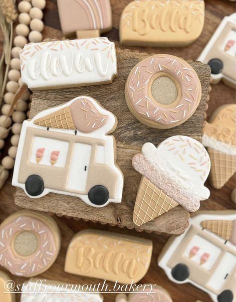 Ice Cream Decorated Cookies, Ice Cream Cookies Decorated, Fondant Biscuits, Celebration Cookies, Royal Icing Cookie Ideas, Summer Sugar Cookies, Baby Ice Cream, Royal Cookies, Gender Reveal Cookies